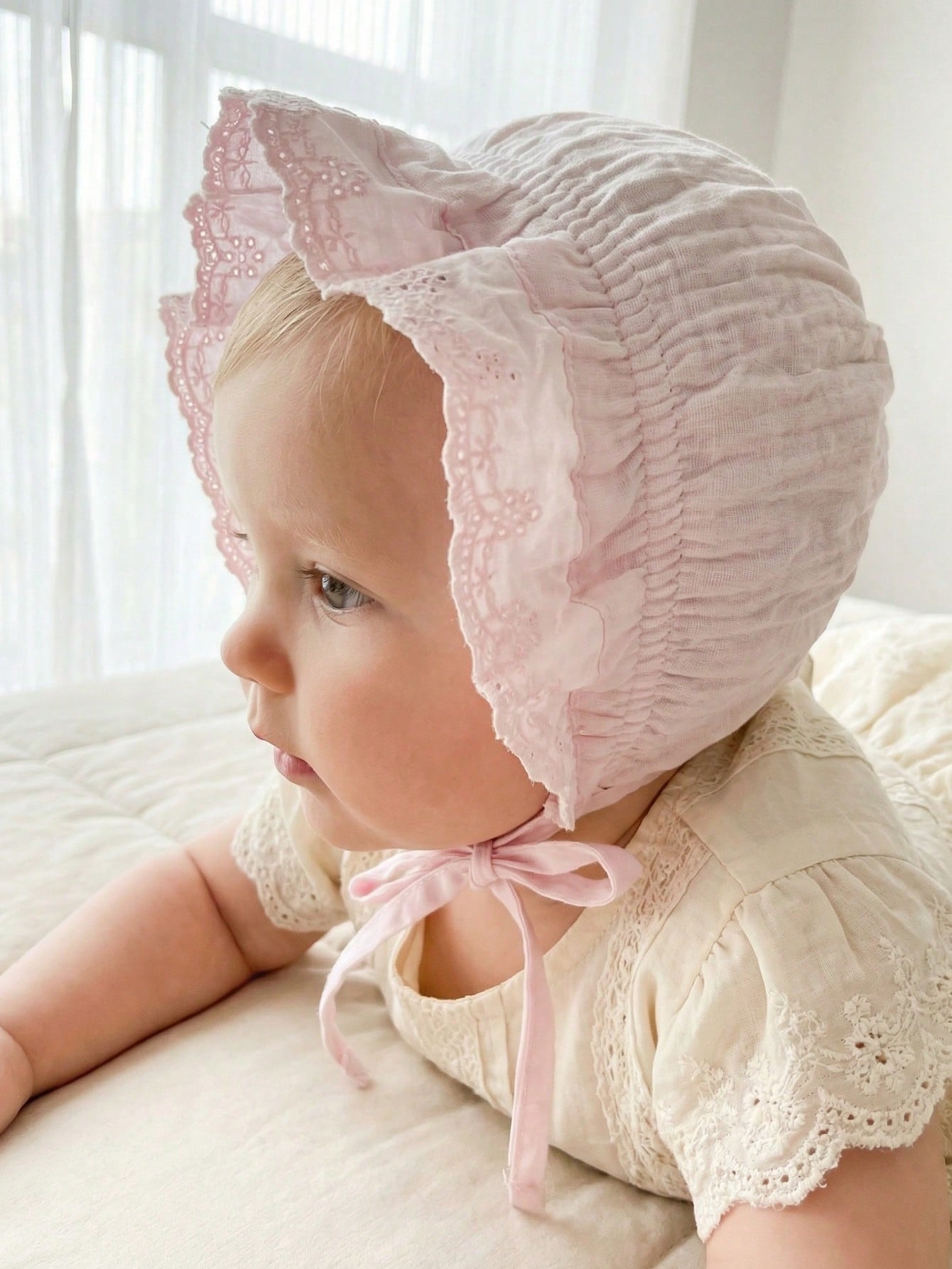 1個入り ヴィンテージレース花柄ベビーボンネット 女の子用  - Baby Hat Beanie のレビューと価格