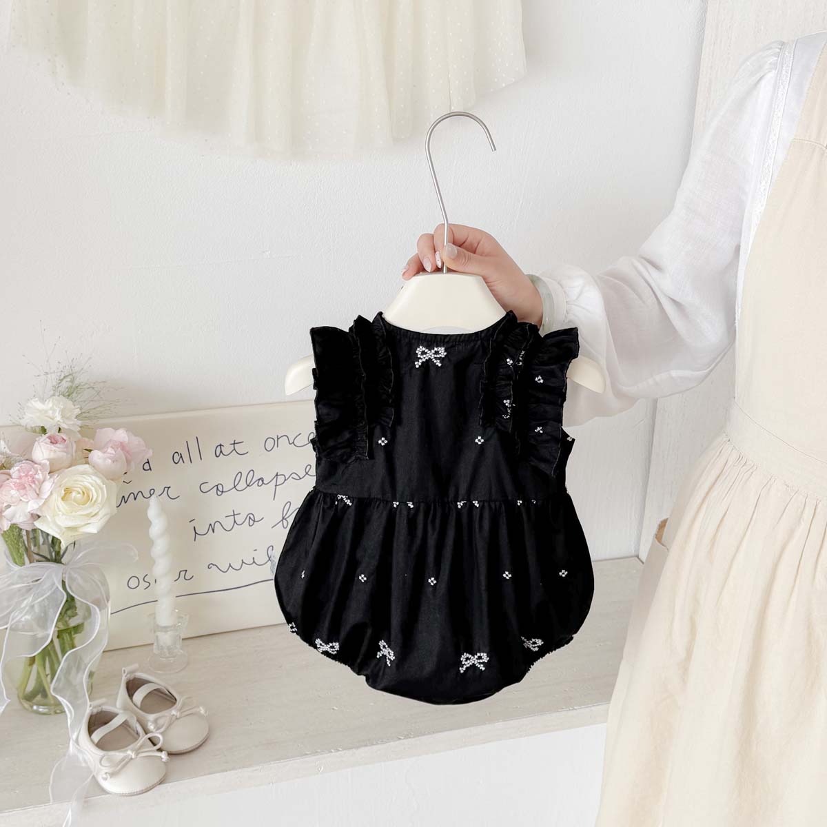 女の赤ちゃんブラックボウプリントロンパースノースリーブフリル - Baby Clothing Online のレビューと価格