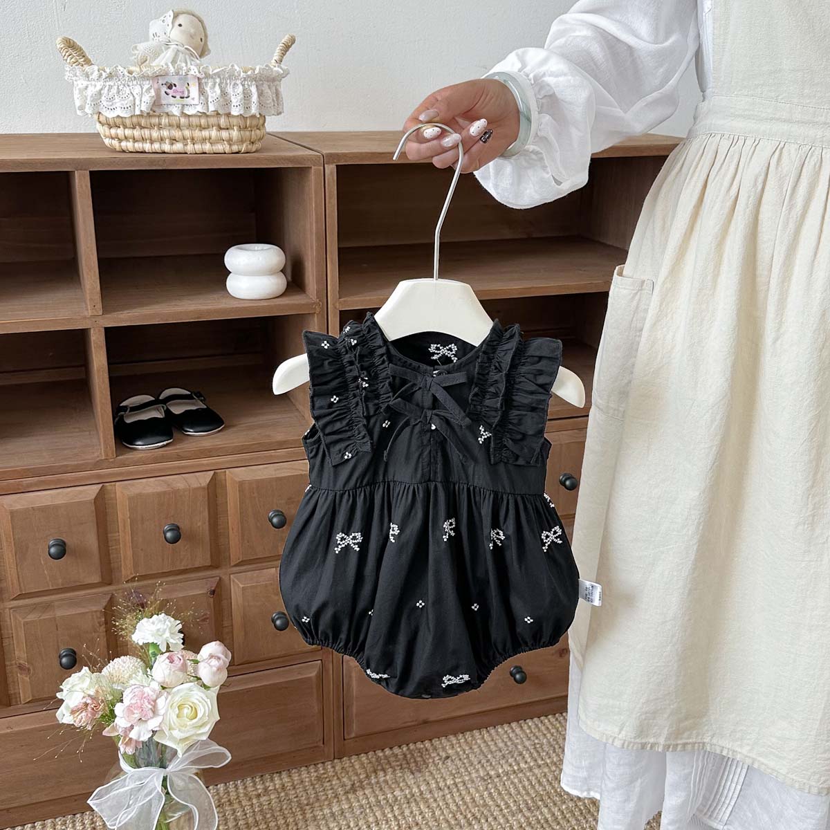 女の赤ちゃんブラックボウプリントロンパースノースリーブフリル - Baby Clothing Online のレビューと価格